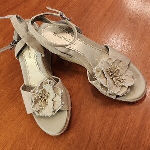 Naturalizer beige canvas wedge heels! SOOO PRETTY! IN REALLY GOOD CONDITION!